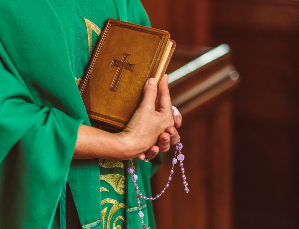 Pe. Dr. José Eduardo de Oliveira e Silva explica que ter uma espiritualidade católica autêntica é viver em comunhão com a doutrina da Igreja e buscar a santidade no cotidiano.