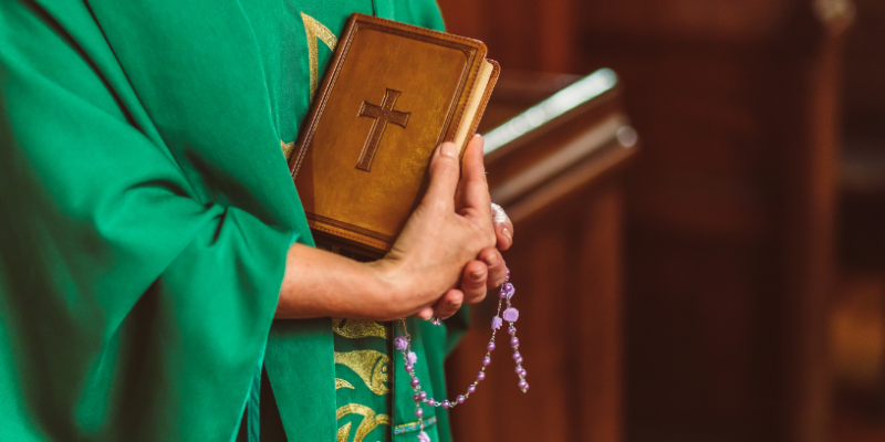 Pe. Dr. José Eduardo de Oliveira e Silva explica que ter uma espiritualidade católica autêntica é viver em comunhão com a doutrina da Igreja e buscar a santidade no cotidiano.