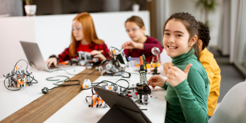 Sérgio Bento De Araújo mostra como as escolas técnicas estão usando inteligências artificiais para formar profissionais mais preparados e criativos.