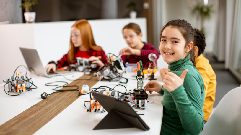 Sérgio Bento De Araújo mostra como as escolas técnicas estão usando inteligências artificiais para formar profissionais mais preparados e criativos.