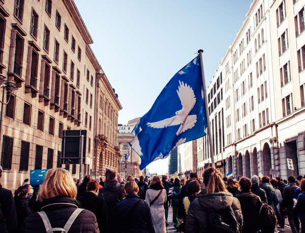 Protesto em Igreja de Minnesota Intensifica Debate Nacional Sobre Liberdade Religiosa