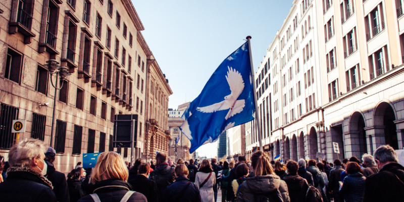 Protesto em Igreja de Minnesota Intensifica Debate Nacional Sobre Liberdade Religiosa