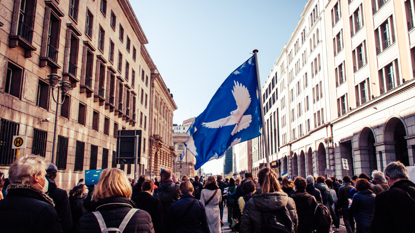 Protesto em Igreja de Minnesota Intensifica Debate Nacional Sobre Liberdade Religiosa