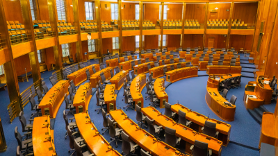 Câmara Aprova Urgência para Criar Bancada Cristã e Acende Debate Político-Religioso no Brasil