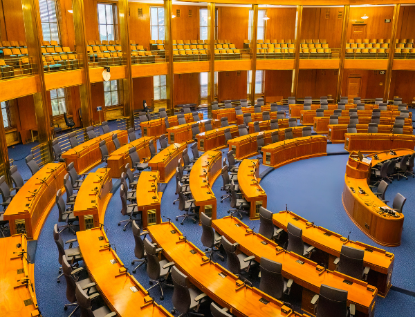 Câmara Aprova Urgência para Criar Bancada Cristã e Acende Debate Político-Religioso no Brasil