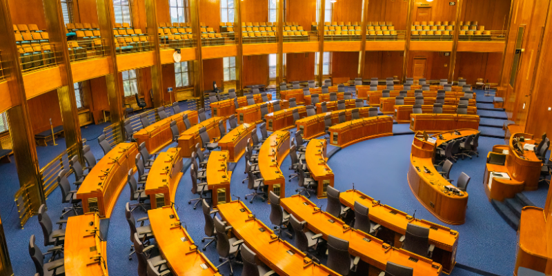 Câmara Aprova Urgência para Criar Bancada Cristã e Acende Debate Político-Religioso no Brasil