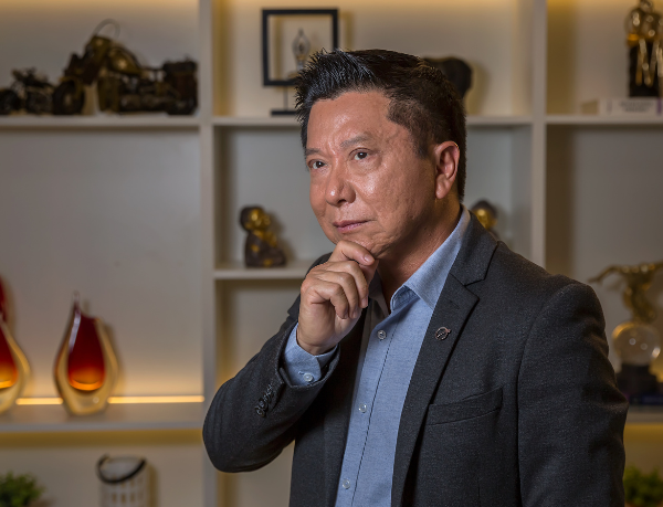 Blefaroplastia superior e inferior têm indicações diferentes e resultados complementares, explica Milton Seigi Hayashi.