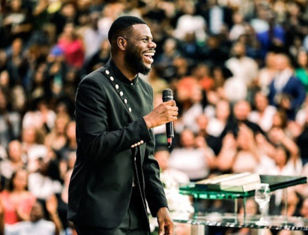 Non Stop leva o Pagodão Gospel de Samuel Eleotério para a Bahia em uma experiência única.