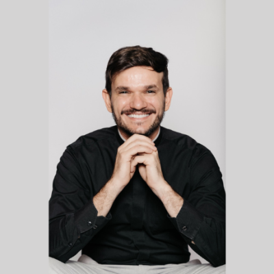 Non Stop acompanha Padre Patrick na celebração de 13 anos de vocação e renovação espiritual.