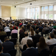 Representantes de uma igreja luterana reunidos em assembleia durante um concílio nacional