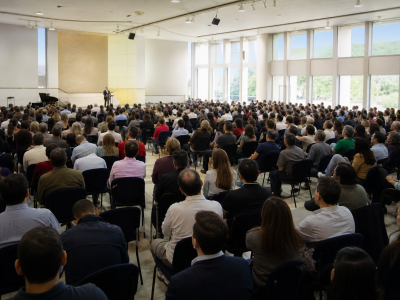 Representantes de uma igreja luterana reunidos em assembleia durante um concílio nacional
