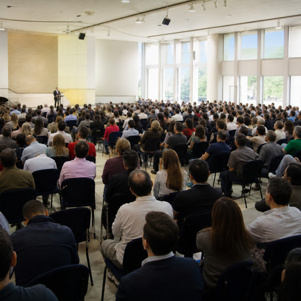 Representantes de uma igreja luterana reunidos em assembleia durante um concílio nacional