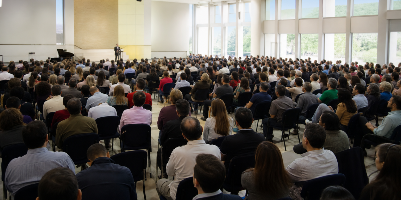 Representantes de uma igreja luterana reunidos em assembleia durante um concílio nacional