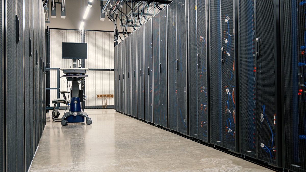 Racks de servidores, equipamentos de rede e cabos em um data center moderno