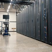 Racks de servidores, equipamentos de rede e cabos em um data center moderno