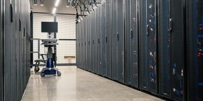 Racks de servidores, equipamentos de rede e cabos em um data center moderno