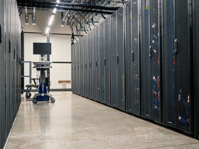 Racks de servidores, equipamentos de rede e cabos em um data center moderno