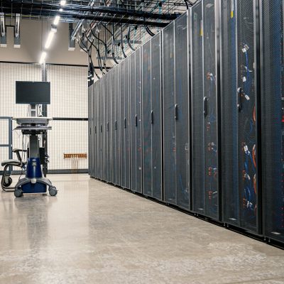 Racks de servidores, equipamentos de rede e cabos em um data center moderno