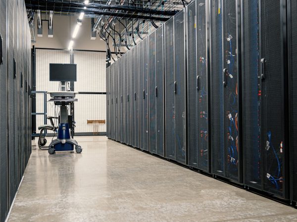 Racks de servidores, equipamentos de rede e cabos em um data center moderno