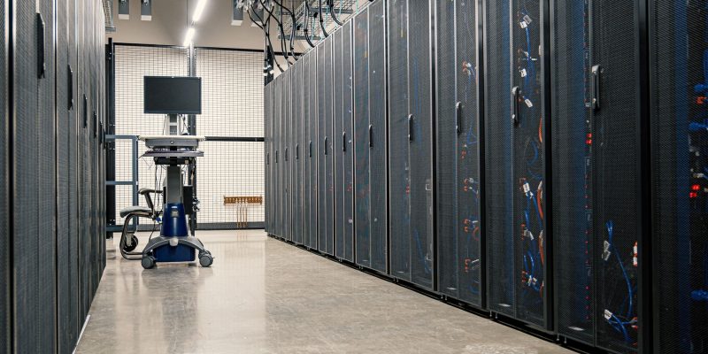 Racks de servidores, equipamentos de rede e cabos em um data center moderno